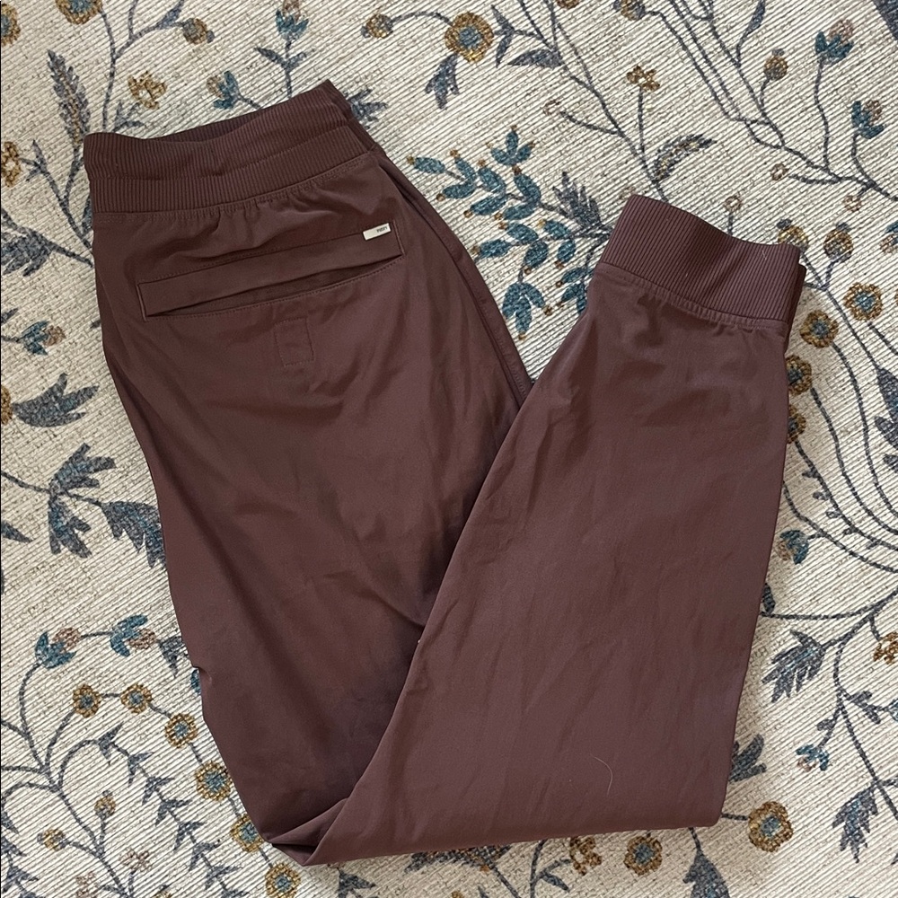 Vuori Meta Joggers in Chestnut color